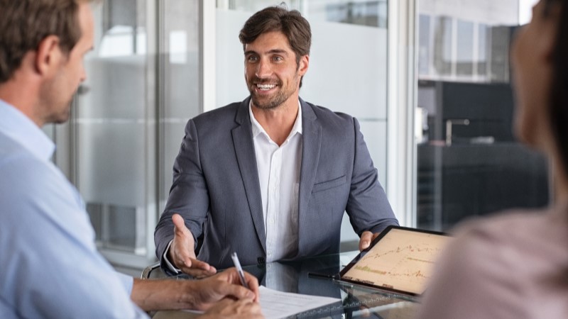 Consultor 800x450 Consultoría de negocio y asesoria financiera